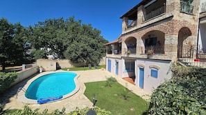 حمّام سباحة خارجي