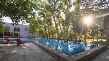 Indoor pool, sun loungers