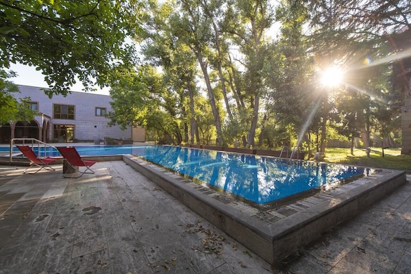 Una piscina techada, sillones reclinables de piscina