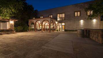 Bagian depan properti - sore/malam