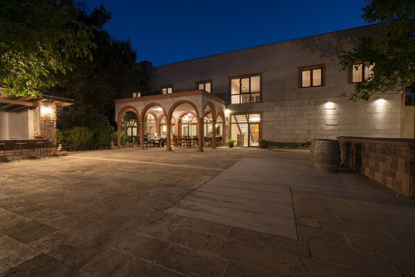 住宿正面 - 傍晚/夜晚