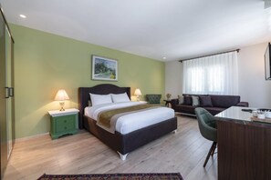 华丽双人房, 泳池景观 | 高档床上用品、免费迷你吧物品、客房内保险箱、特色装修