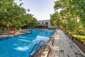 室内游泳池，日光浴躺椅