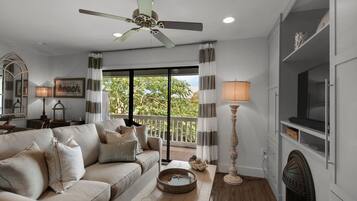 Smart TV, perapian, dan pemutar DVD