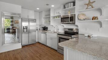 Lemari es, microwave, oven, dan kompor