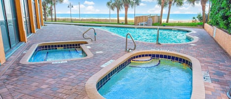 Una piscina techada, una piscina al aire libre