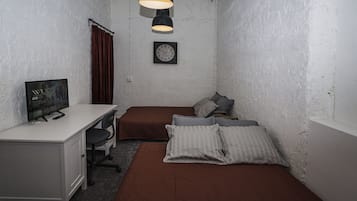 3 bedrooms, iron/ironing board, WiFi, bed sheets