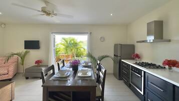 Réfrigérateur, four, plaque de cuisson, cafetiÚre/bouilloire