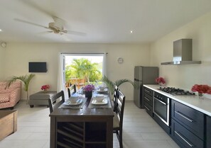 Refrigerador, horno, parrilla de estufa y cafetera y tetera 