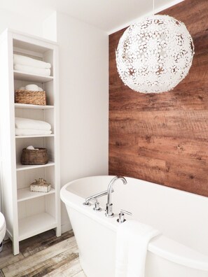 Combined shower/bathtub, hair dryer, towels, soap