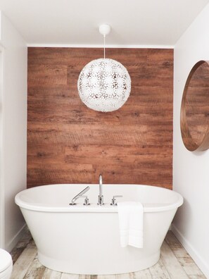 Combined shower/bathtub, hair dryer, towels, soap