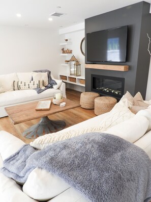 TV, fireplace - Lakefront Haven - Downtown Kelowna!  (Long term stays! Min 90 days)  (Kelowna)