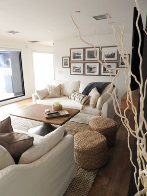 TV, fireplace - Lakefront Haven - Downtown Kelowna!  (Long term stays! Min 90 days)  (Kelowna)