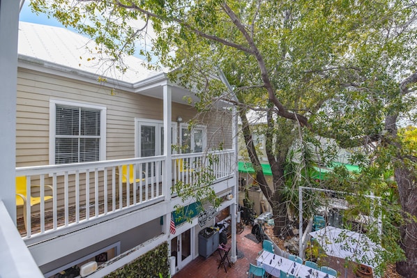Outdoor dining - Parking & Shared Pool - Casa Key West (Key West)