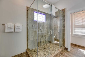 Shower, hair dryer, towels, shampoo - Parking & Shared Pool - Casa Key West (Key West)