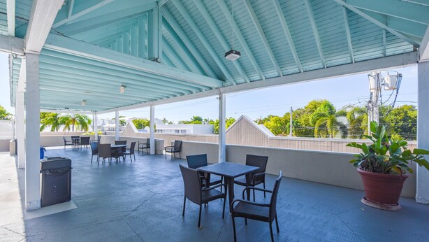 Outdoor dining - Parking & Shared Pool - Casa Key West (Key West)