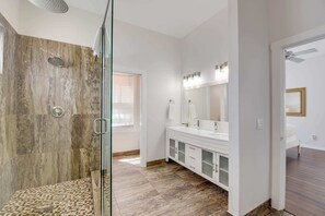 Shower, hair dryer, towels, shampoo - Parking & Shared Pool - Casa Key West (Key West)