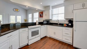Coffee/tea maker, fridge, microwave, oven - Parking & Shared Pool - Casa Key West (Key West)