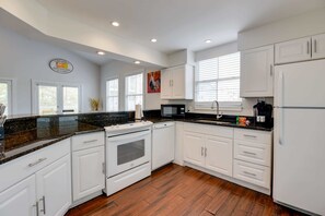 Coffee/tea maker, fridge, microwave, oven - Parking & Shared Pool - Casa Key West (Key West)