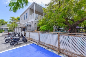 Property grounds - Parking & Shared Pool - Casa Key West (Key West)