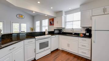 Kylskåp, mikrovågsugn, ugn och spishäll