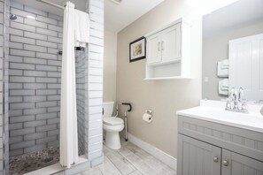 Suihku, hiustenkuivaaja, pyyhkeet