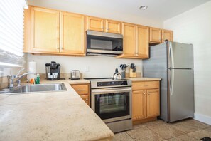 Kjøleskap, mikrobølgeovn, ovn og kokeplater