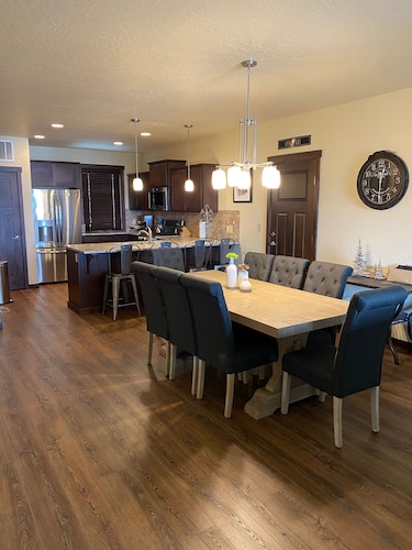 Adventure Awaits: Ski-In/Out Retreat with Spa, Steps from Schweitzer Village!