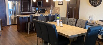 Adventure Awaits: Ski-In/Out Retreat with Spa, Steps from Schweitzer Village!