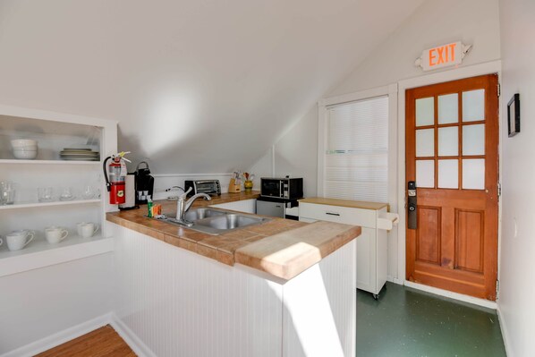 Coffee/tea maker, fridge, microwave, oven - Traveler's Palm - Studio Near Duval Street (Key West)