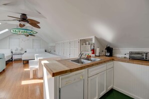 Coffee/tea maker, fridge, microwave, oven