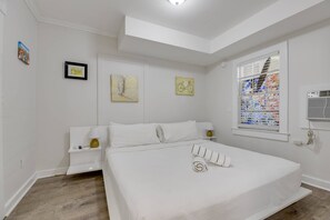 3 bedrooms, iron/ironing board, WiFi, bed sheets - Coconut Palm - Steps from Duval with Private Pool (Key West)