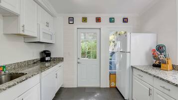 Coffee/tea maker, fridge, microwave, oven