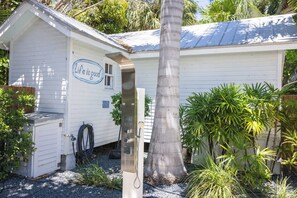 Property grounds - Coconut Palm - Steps from Duval with Private Pool (Key West)