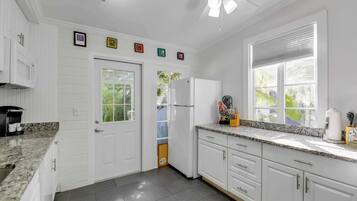 Coffee/tea maker, fridge, microwave, oven