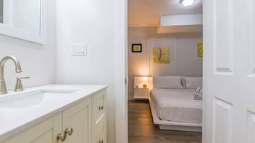 3 chambres, fer et planche à repasser, Wi-Fi, draps fournis