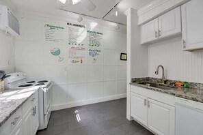 Wasserkocher mit Kaffee-/Teezubehör, Kühlschrank, Mikrowelle, Ofen