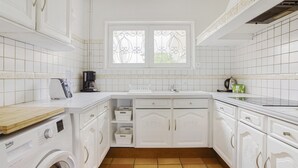 Wasserkocher mit Kaffee-/Teezubehör, Kühlschrank, Mikrowelle, Ofen