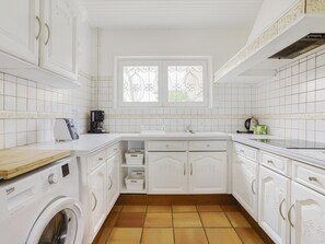 Fridge, microwave, oven, stovetop - Cozy 6-Person Beachside Home with Garden & BBQ, 3-Min Walk to Shore - Biscarrosse (Biscarrosse Plage)