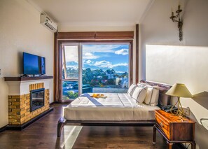 Deluxe Double City View | Trang bị nội thất với thiết kế riêng biệt, bàn 
