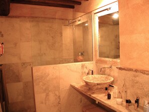 Ensemble baignoire-douche, séchoir à cheveux, bidet, serviettes fournies