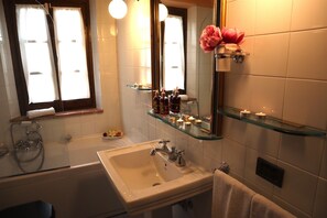 Duschwanne, Haartrockner, Bidet, Handtücher