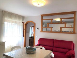 Appartement, 3 chambres | Coin séjour | Télévision à écran plat