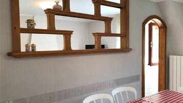 Apartment, 3 Schlafzimmer | Essbereich im Zimmer