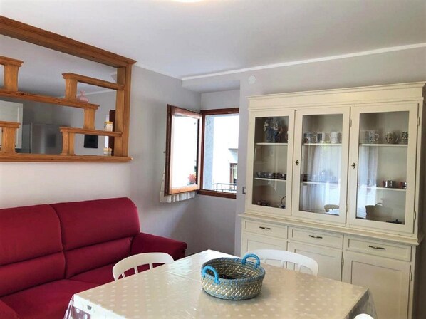 Apartamento, 3 quartos | Área de estar | TV de tela plana