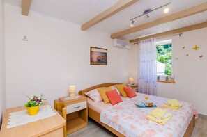 2 bedrooms, iron/ironing board, free WiFi, bed sheets