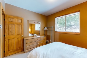 3 bedrooms, free Internet, bed sheets