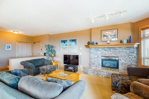 Fernseher, Kamin, DVD-Player, Bücher