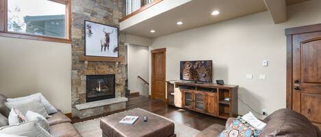 Una televisión, una chimenea