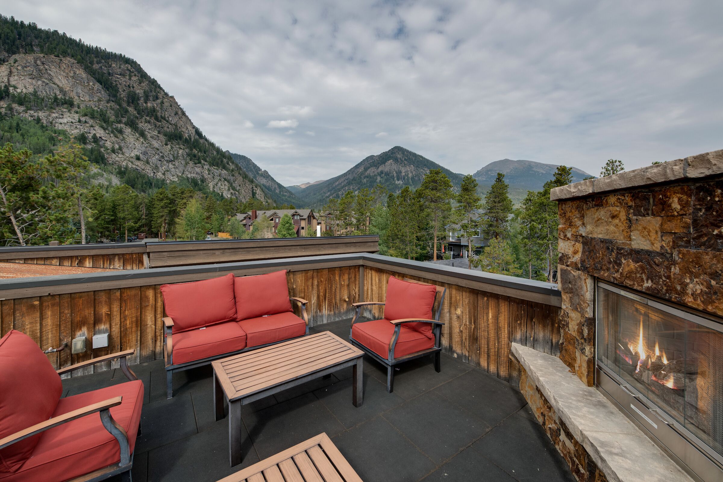 Ridgeview Court Townhome: Incredible Rooftop Deck